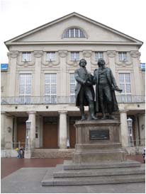Denkmal für Goethe und Schiller vor dem Nationaltheater in Weimar